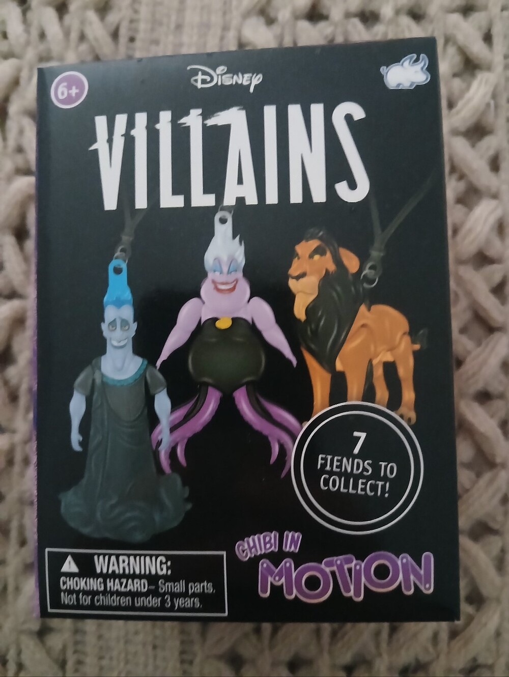NEW DISNEY VILLIANS IN MOTION SUPRISE BAG CHARM BLIND BOX - Picture 2 of 4